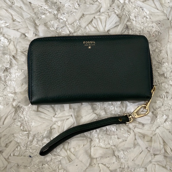 Fossil Handbags - Green Fossil wristlet wallet